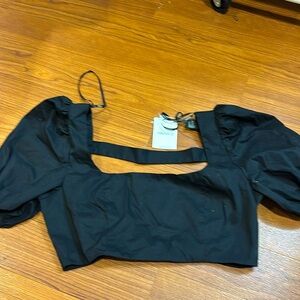 black cropped puffy sleeve tee